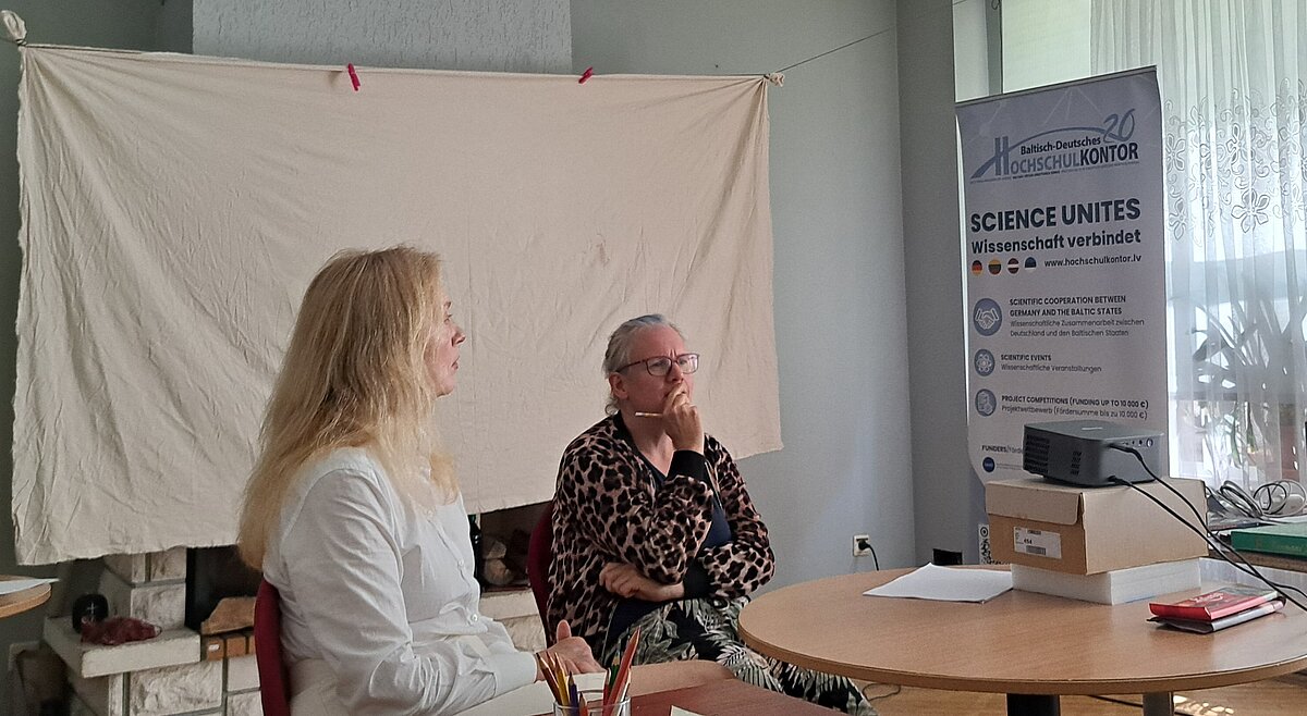 Andrea Zittlau and Vida Savoniakaite in a discussion after the presentations.