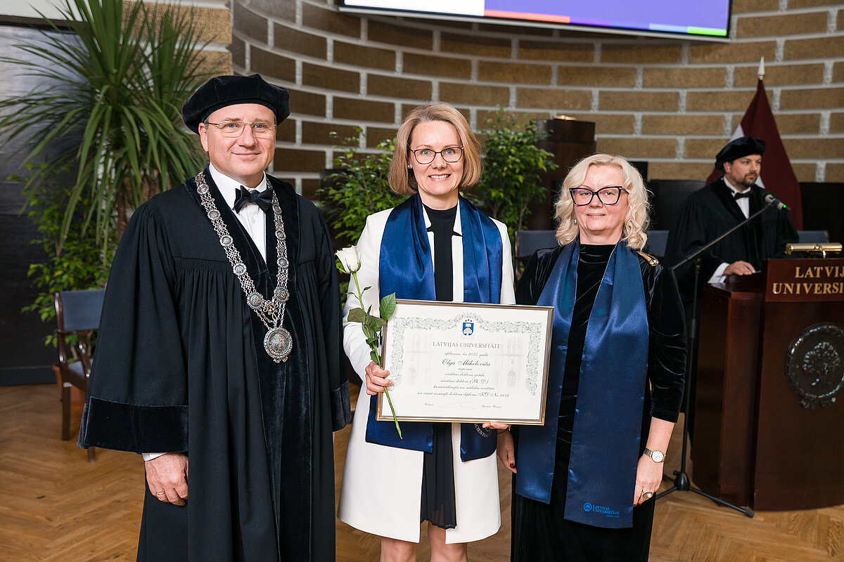 LU rektors prof. Gundars Bērziņš, jaunā zinātņu doktore Olga Miheloviča un LU Doktorantūras skolas vadītāja prof. Zanda Rubene.