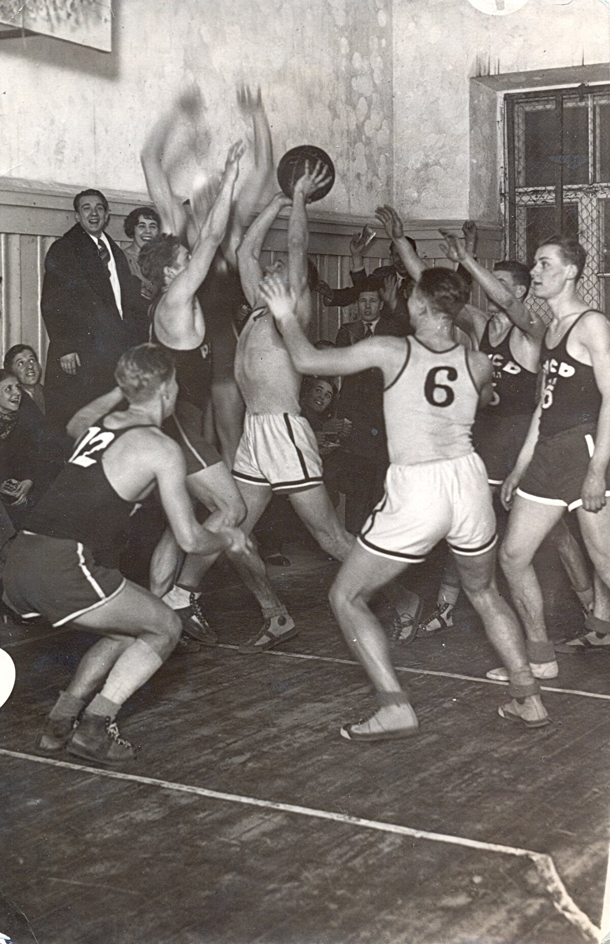 „Universitātes Sports” un Tallinas „Rusj” spēle, Konservatorijas vingrotava, Rīga, 1931. Ar bumbu – Rūdolfs Jurciņš (Latvijas Sporta muzeja krājums) „Universitātes Sports” un Tallinas „Rusj” spēle, Konservatorijas vingrotava, Rīga, 1931. Ar bumbu – Rūdolfs Jurciņš (Latvijas Sporta muzeja krājums)