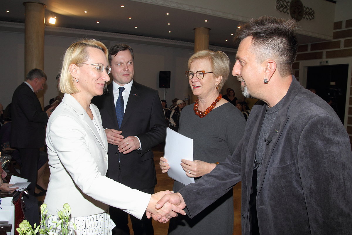 Kultūras ministre Dace Melbārde sveic Lībiešu institūta vadītāju Valtu Ernštreitu. Foto: Toms Grīnbergs.