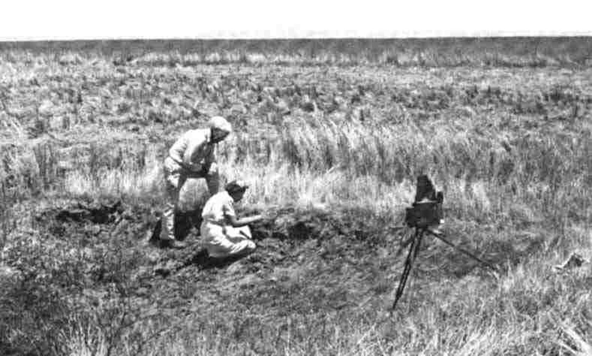Klaids Fišers atraduma vietā. https://www.kgs.ku.edu/Publications/PIC/PIC26.pdf Klaids Fišers atraduma vietā. https://www.kgs.ku.edu/Publications/PIC/PIC26.pdf