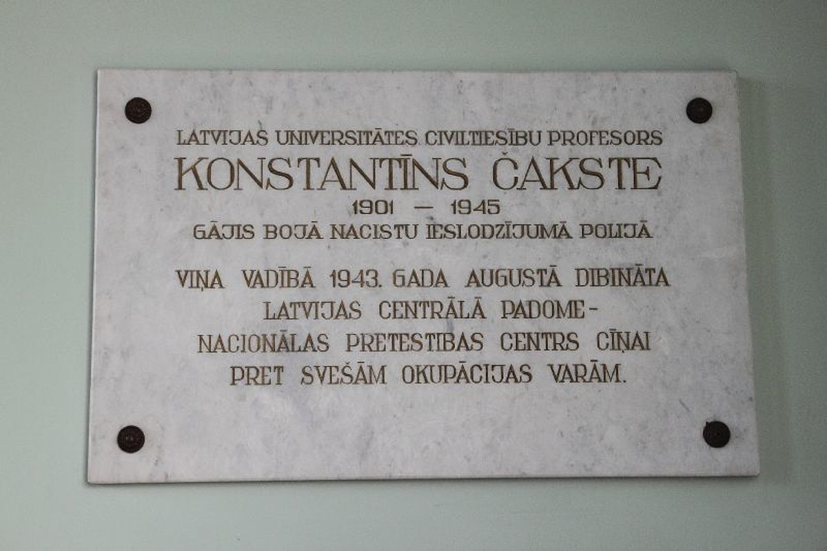 Konstantīna Čakstes piemiņas plāksne LU Mazajā aulā (LU fotoarhīvs) (foto Toms Grīnbergs) Konstantīna Čakstes piemiņas plāksne LU Mazajā aulā (LU fotoarhīvs) (foto Toms Grīnbergs)