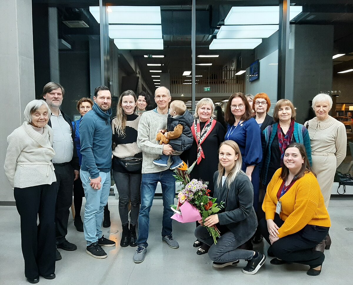 Izstādes “Iedomāta paSaule” atklāšana LU Bibliotēkā – Akadēmiskā centra Dabas mājā. Vidū – mākslinieks, LU Pedagoģijas, psiholoģijas un mākslas fakultātes docents Juris Nikiforovs ar mazdēliņu, pa labi – LU Bibliotēkas direktore Mārīte Saviča.