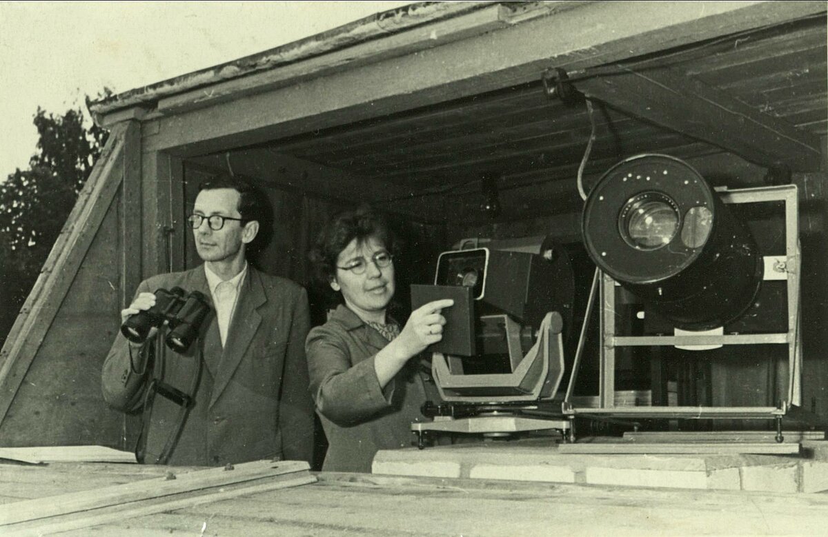 Matīss un Lidija Dīriķi Siguldā sudrabaino mākoņu novērošanas paviljonā, ap 1957. gadu. Attēls no LU Muzeja krājuma Matīss un Lidija Dīriķi Siguldā sudrabaino mākoņu novērošanas paviljonā, ap 1957. gadu. Attēls no LU Muzeja krājuma