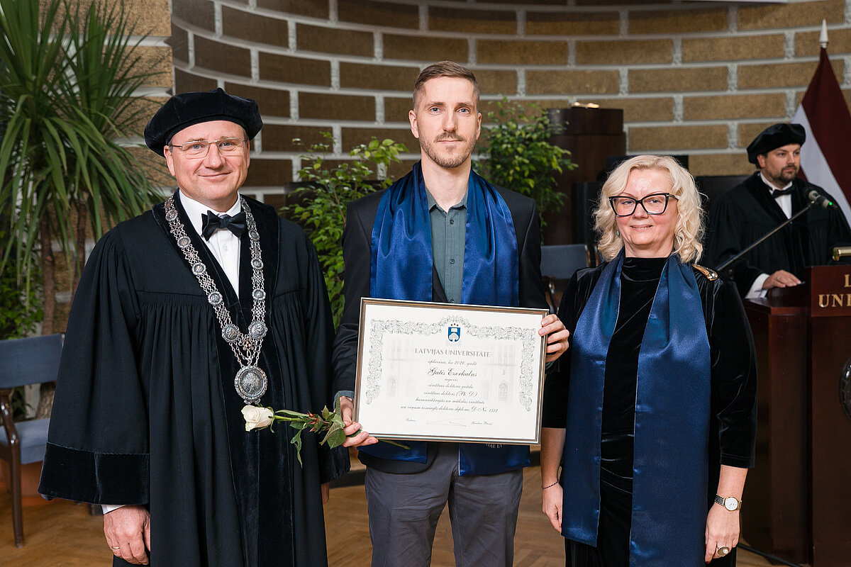 LU rektors prof. Gundars Bērziņš, jaunais zinātņu doktors Gatis Ezerkalns un LU Doktorantūras skolas vadītāja prof. Zanda Rubene.