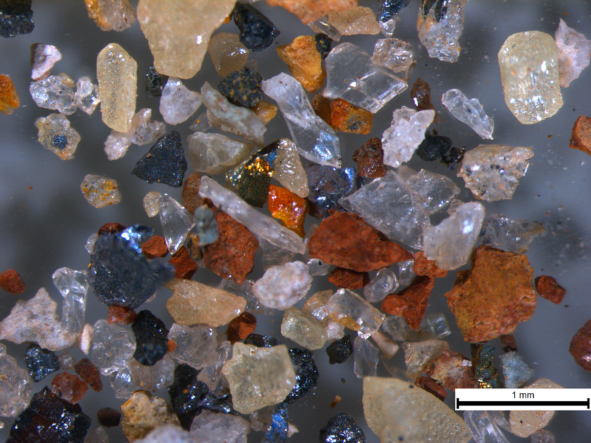 Atšķirīgu smago minerālu graudi smilšainos nogulumos (mikroskopfoto uzņemts ĢZZF laboratorijā, autori: V. Visocka, V. Hodireva). Atšķirīgu smago minerālu graudi smilšainos nogulumos (mikroskopfoto uzņemts ĢZZF laboratorijā, autori: V. Visocka, V. Hodireva).