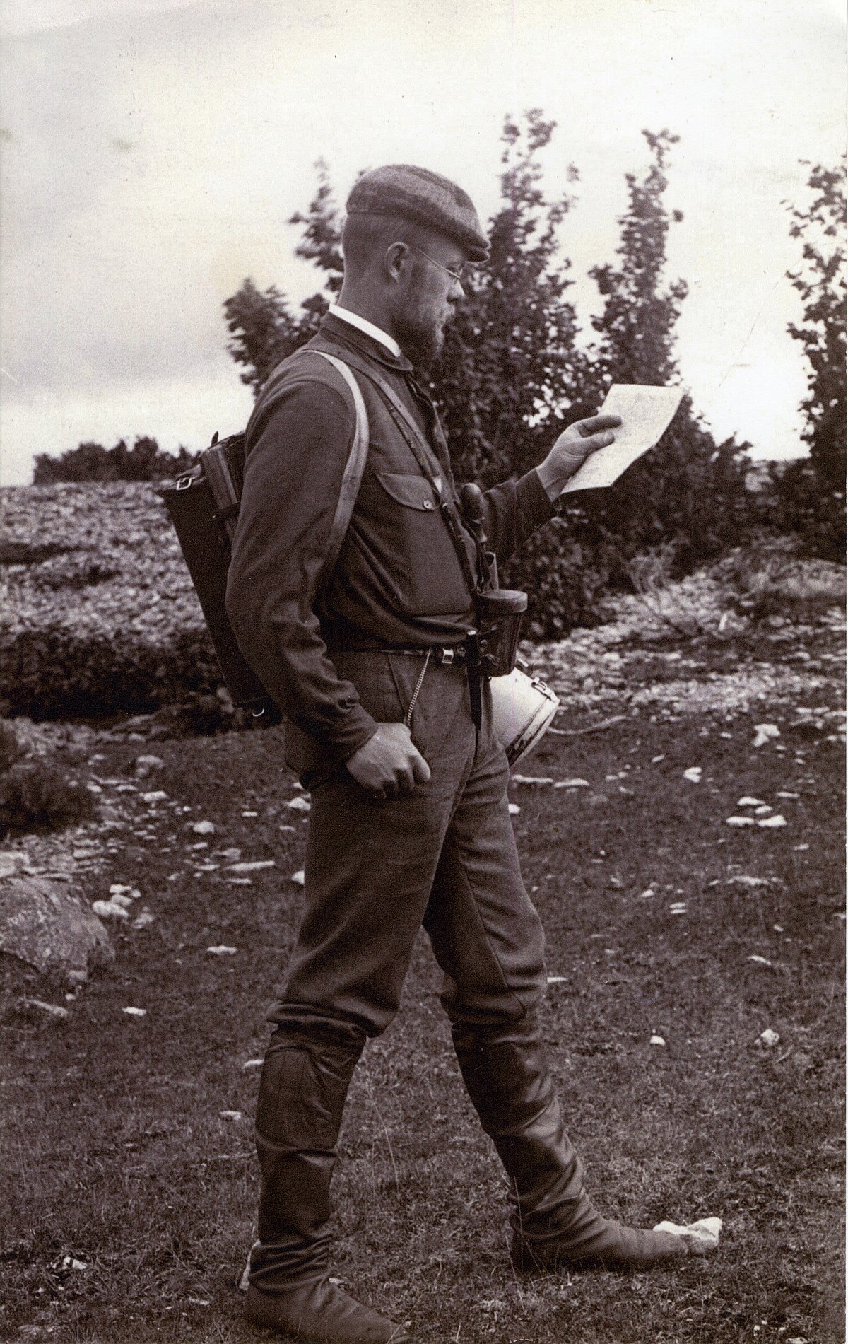 Botāniķis dodas lauka darbos. 20. gs. sāk. Foto no LU Muzeja krājuma Botāniķis dodas lauka darbos. 20. gs. sāk. Foto no LU Muzeja krājuma