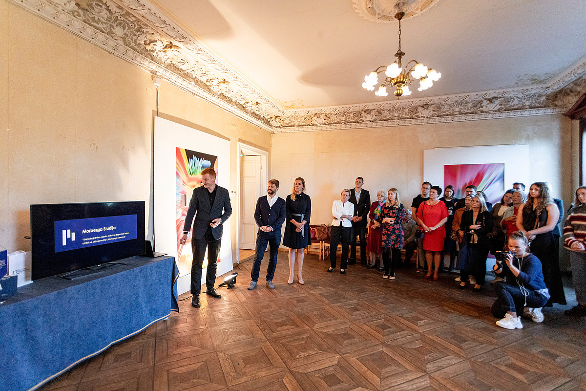 Projekta “Morberga studija “Dzīvais muzejs”” īstenotājs, arhitekts Matijs Babris prezentē ideju par koprades telpu Kristapa Morberga dzīvoklī. Foto: Andra Marta Babre.