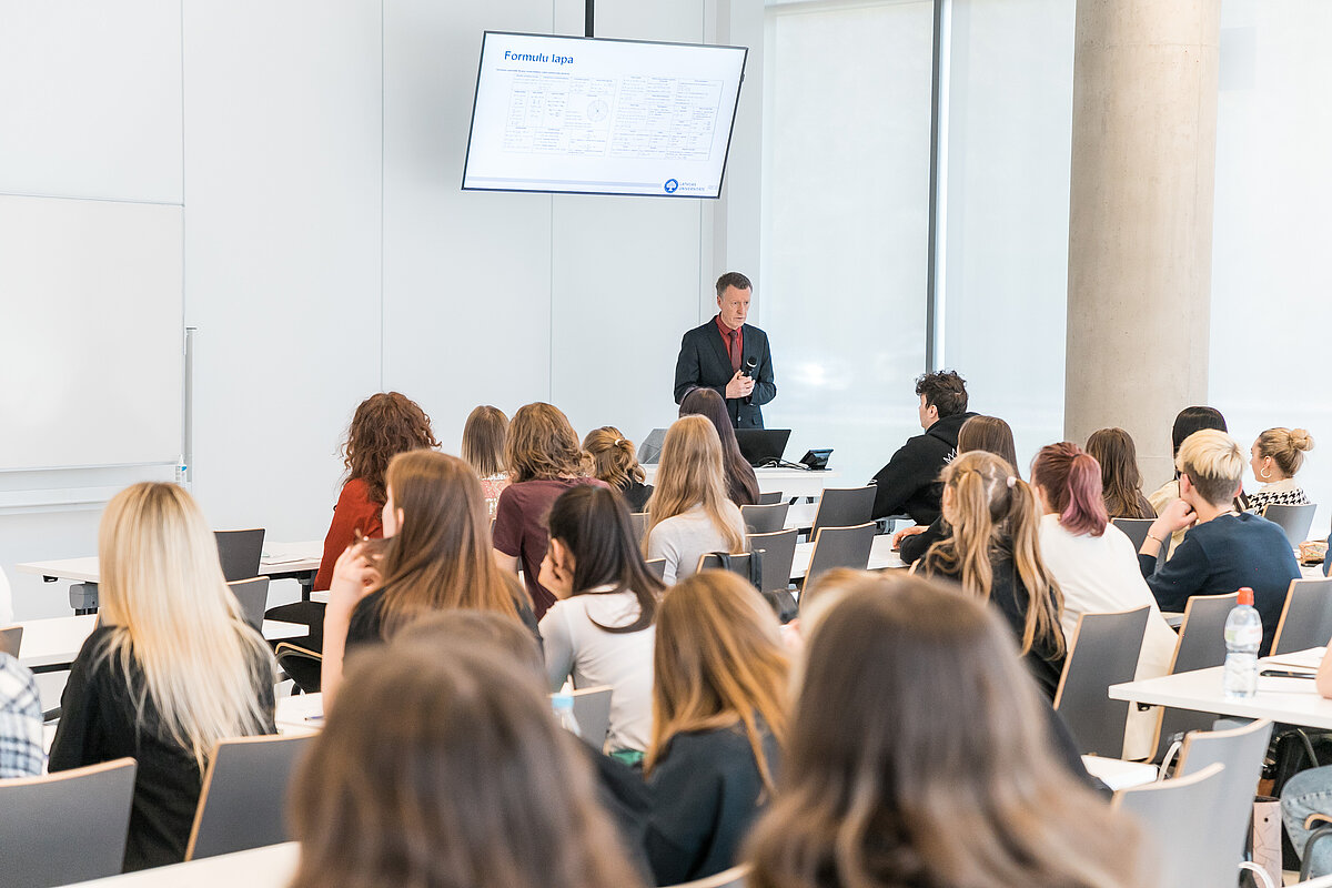 Liela interese bija no 11. klašu skolēniem, kuriem arī ir iespēja šogad kārtot centralizētos eksāmenus. © Foto: Toms Grīnbergs, Latvijas Universitātes Komunikācijas departaments