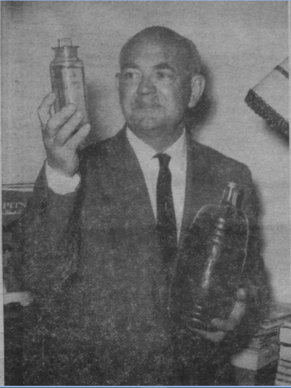Vitolds Pudovskis ar Rietumaustrālijā iegūtiem naftas paraugiem. (Foto: N. Gūtmanis, "Austrālijas Latvietis”, 1964.g. Izgūts no periodika.lv)