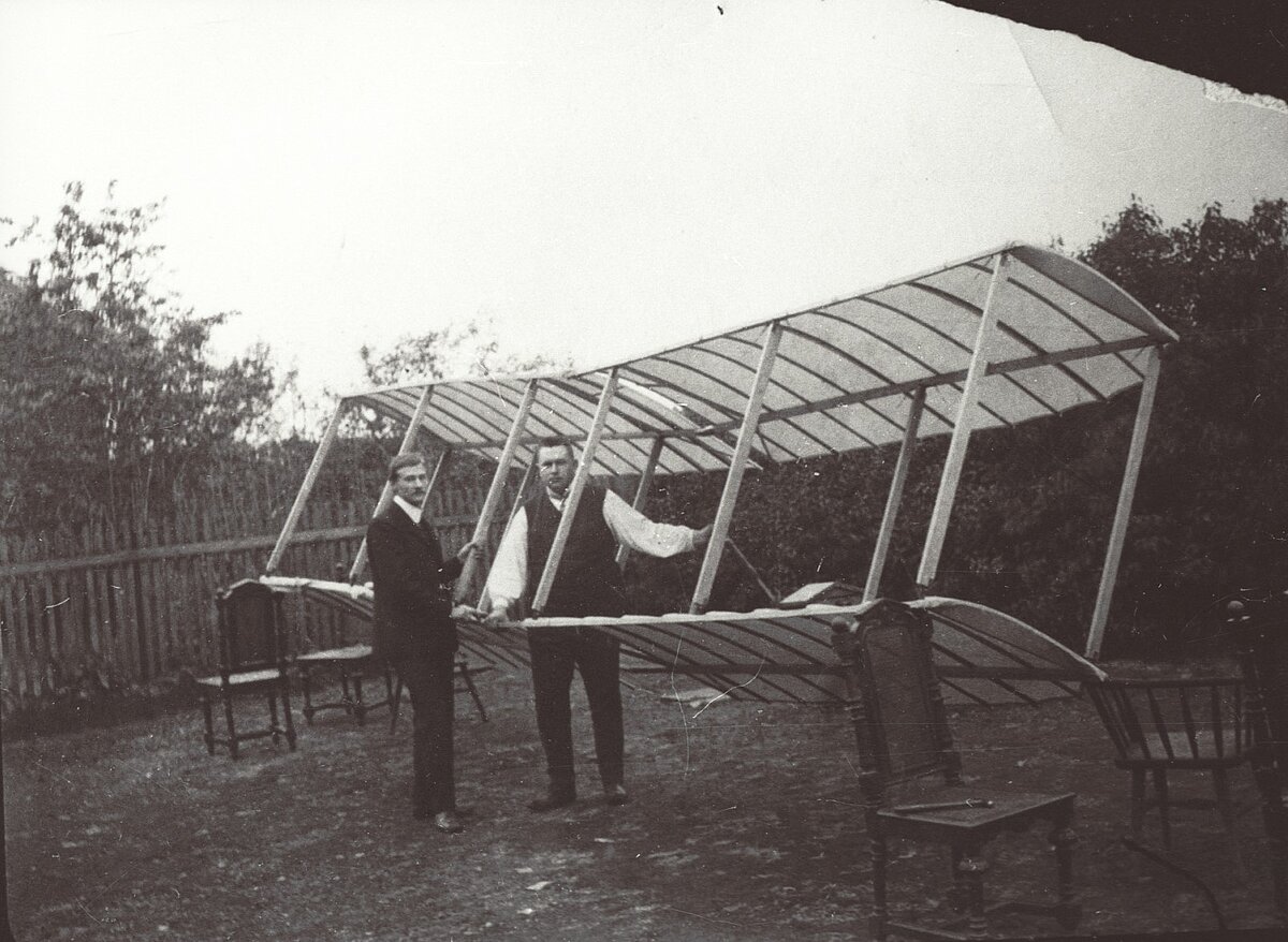 F. Canders un A. Bertels pie planiera Canderu mājas pagalmā. Attēls no muzeja krājuma F. Canders un A. Bertels pie planiera Canderu mājas pagalmā. Attēls no muzeja krājuma