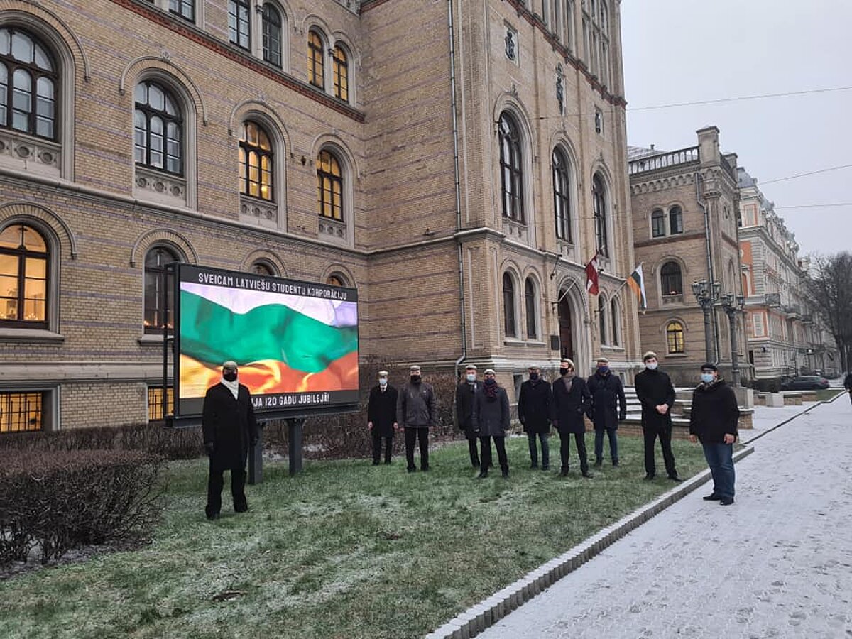 Talavija karoga uzcelšana pie LU galvenās ēkas 2020. gada 14. decembrī (Foto: Marģers Počs) Talavija karoga uzcelšana pie LU galvenās ēkas 2020. gada 14. decembrī (Foto: Marģers Počs)