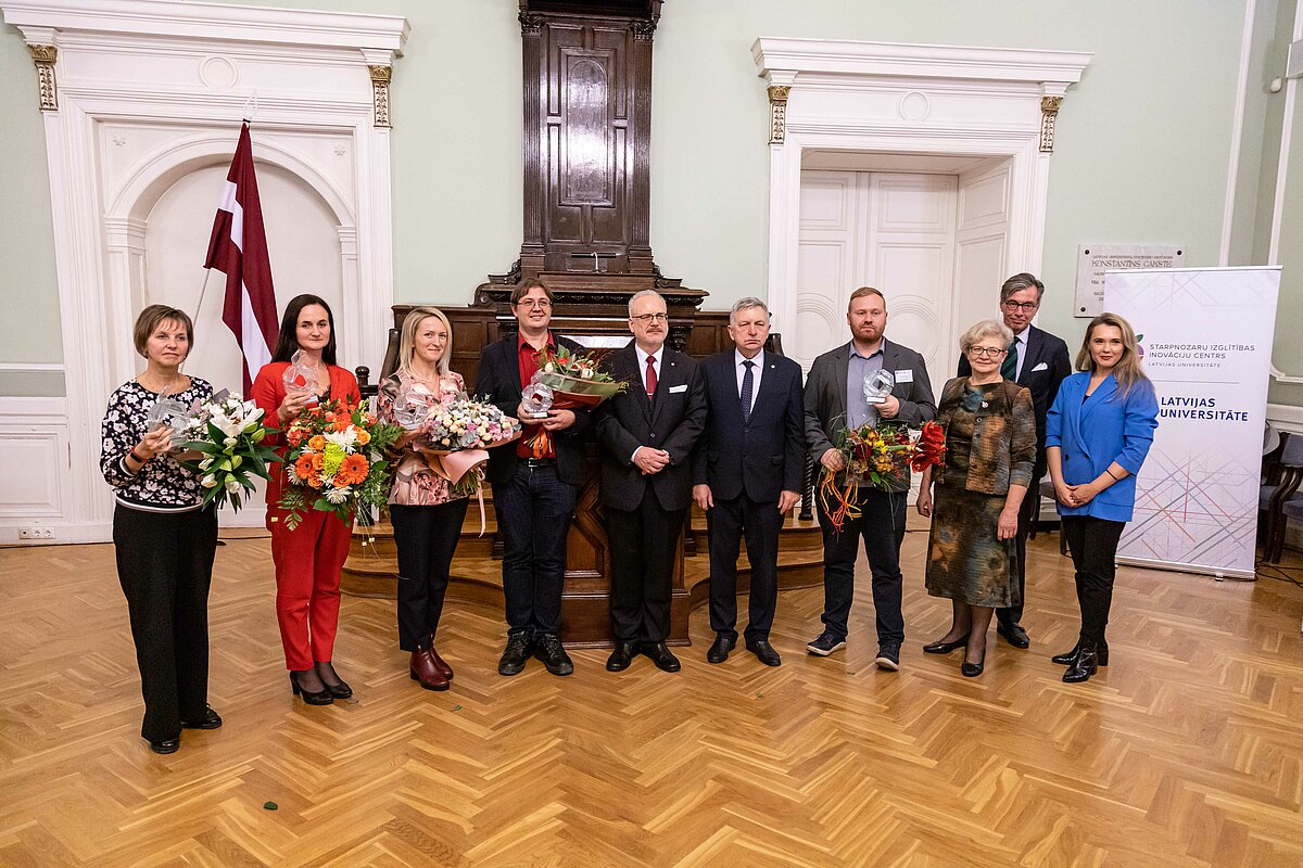 Ekselences balvas laureāti kopā ar balvu pasniedzējiem. Foto: Aija Melbārde.