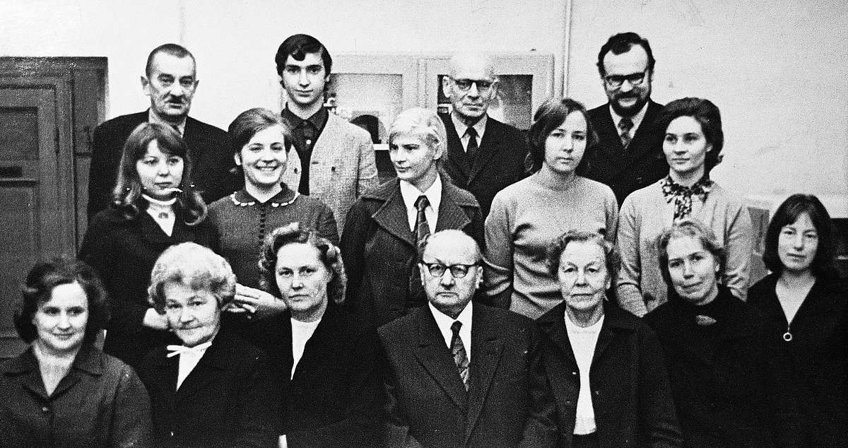 Kopā ar kolēģiem Bioloģijas fakultātē. Profesors Jānis Lūsis pirmajā rindā pa vidu Kopā ar kolēģiem Bioloģijas fakultātē. Profesors Jānis Lūsis pirmajā rindā pa vidu