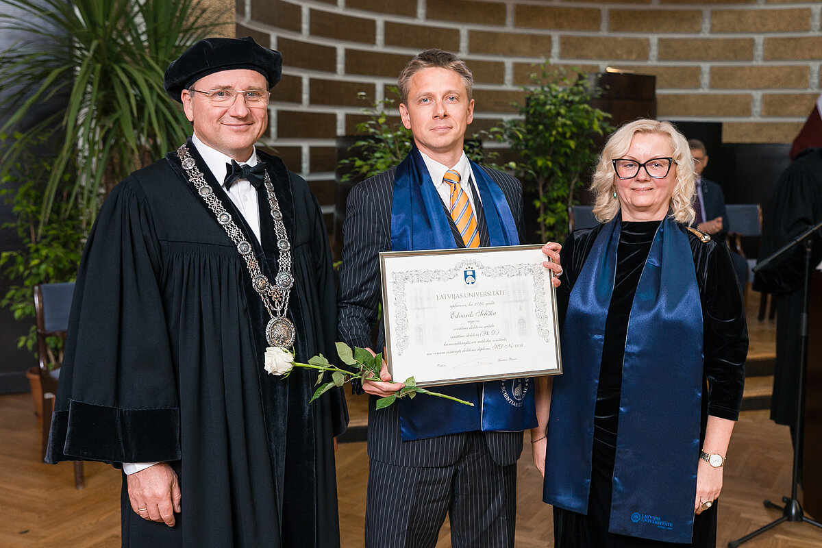 LU rektors prof. Gundars Bērziņš, jaunais zinātņu doktors Edvards Seliška un LU Doktorantūras skolas vadītāja prof. Zanda Rubene.