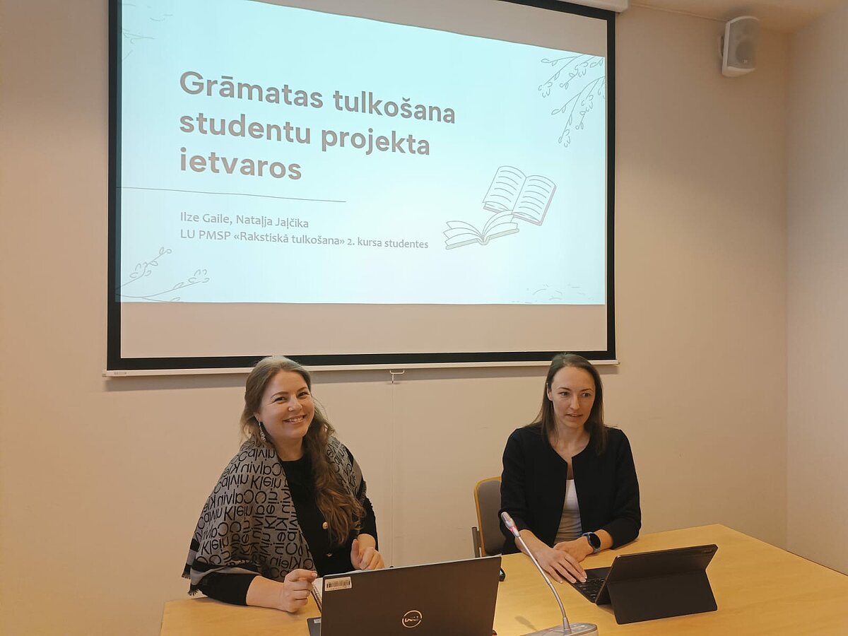 Foto: LU HZF PMSP “Rakstiskā tulkošana” 2. kursa studentes Nataļja Jaļčika (no kreisās) un Ilze Gaile.