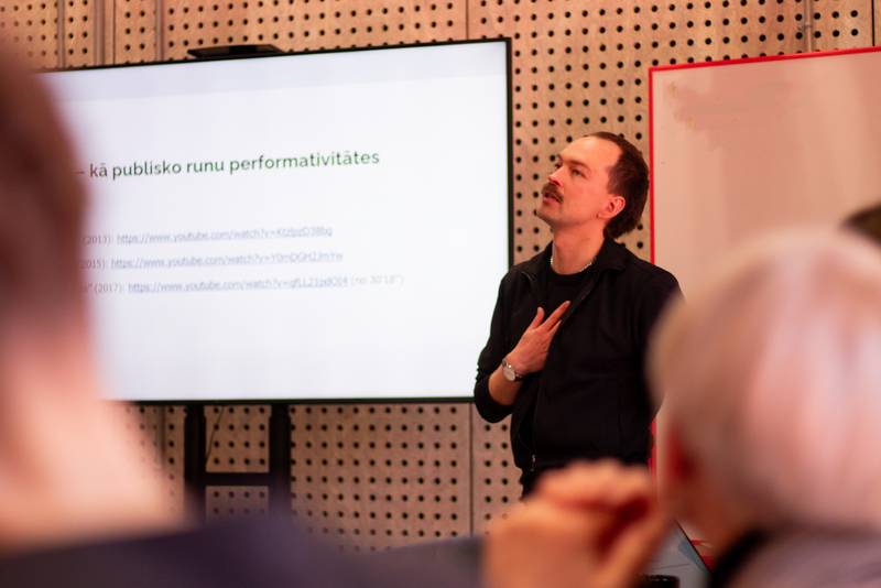 Performativitāte un publiskā runa jeb “Kā ar vārdiem darīt lietas”