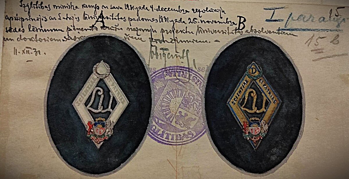 LU Akadēmiskās nozīmītes skice (1. paraugs, 1931) ar Latvijas izglītības ministra apstiprinājumu. Foto: no LNA LVVA LU Akadēmiskās nozīmītes skice (1. paraugs, 1931) ar Latvijas izglītības ministra apstiprinājumu. Foto: no LNA LVVA