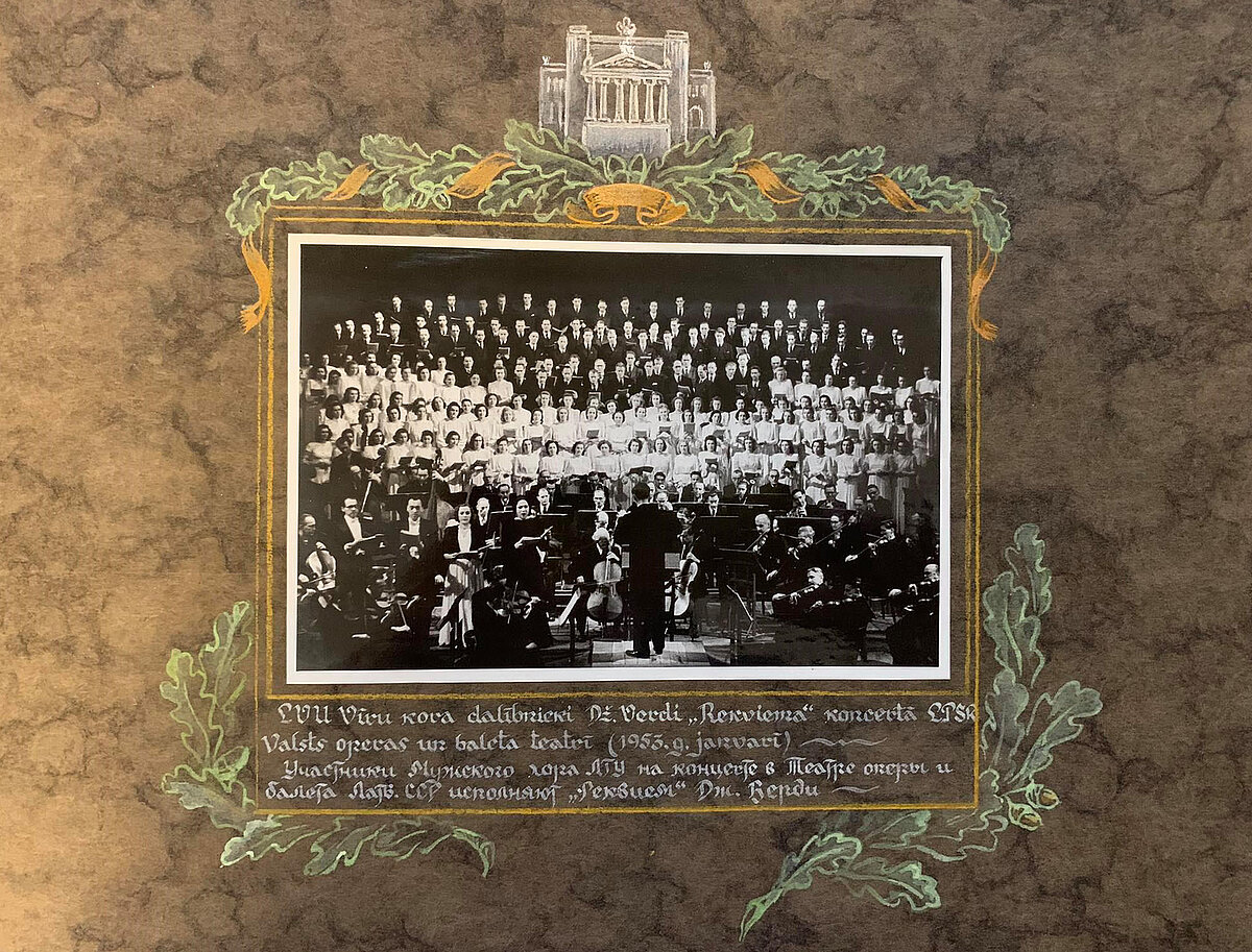 LVU Vīru kora dalībnieki Džuzepes Verdi operas “Rekviēms” koncertā 1953. gada janvārī. Latvijas Universitātes Muzeja krājums. LVU Vīru kora dalībnieki Džuzepes Verdi operas “Rekviēms” koncertā 1953. gada janvārī. Latvijas Universitātes Muzeja krājums.