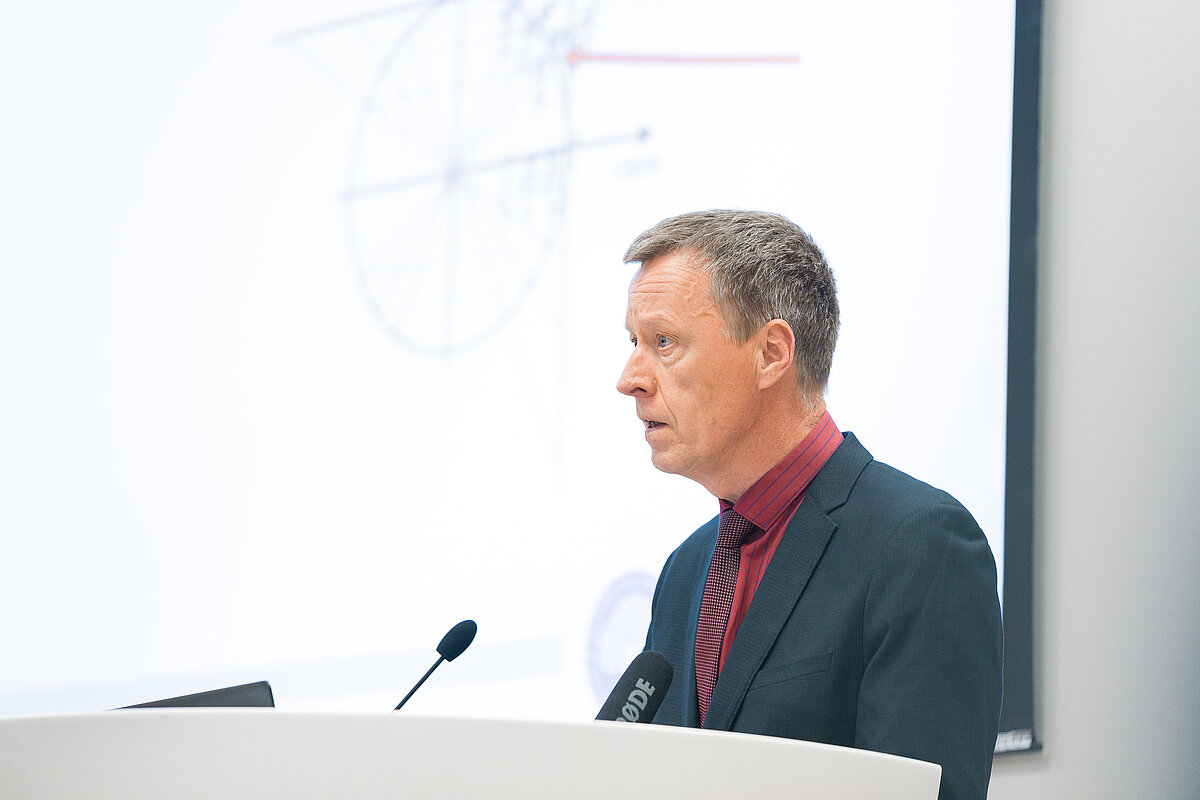 Ar padomiem matemātikā dalījās VISC vecākais eksperts, LU absolvents Jānis Vilciņš. © Foto: Toms Grīnbergs, Latvijas Universitātes Komunikācijas departaments