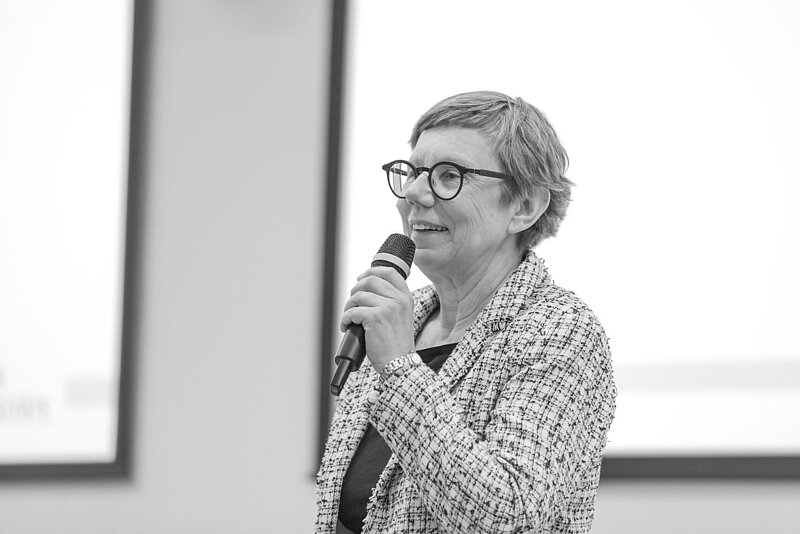 Sēru vēsts: mūzībā devusies LU HZF Anglistikas nodaļas asociētā profesore Vita Kalnbērziņa