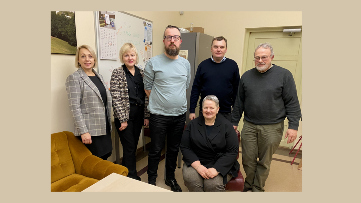 Foto: Centrā – HZF dekāne prof. D. Balode, no kreisās – izpilddirektore I. Briede, prodekāni prof. I. Karapetjana un vad. pētn. T. Ķencis, Tartu Universitātes Mākslas un humanitāro zinātņu fakultātes dekāns prof. Anti Salert un Tartu Universitātes Vēstures un arheoloģijas institūta direktors Valter Lang.
