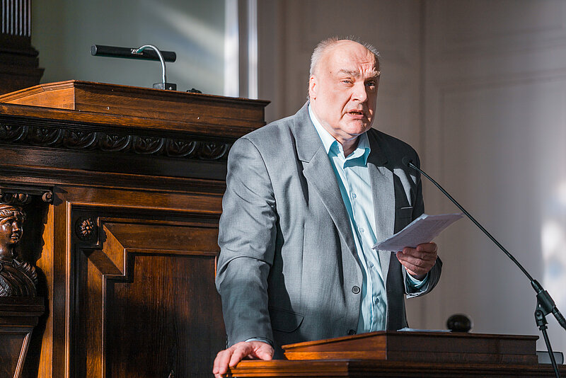 Ministru kabineta atzinības raksts Aivaram Strangam par ieguldījumu Latvijas vēstures zinātnes attīstībā