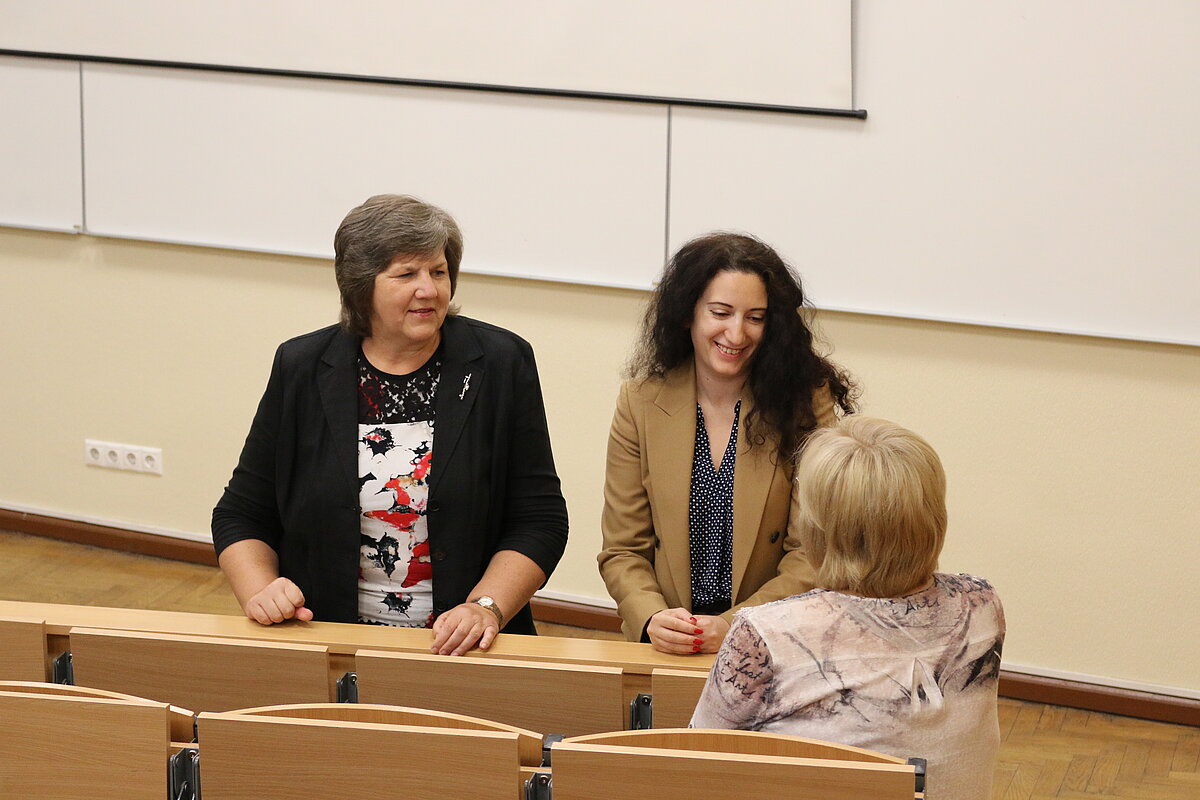 Pirmā studiju diena LU BVEF Iekšējās drošības akadēmijas apakšprogrammā 07.09.2023. No kreisās - prof. Margarita Dunska un
izpilddirektore Sofija Kristele.