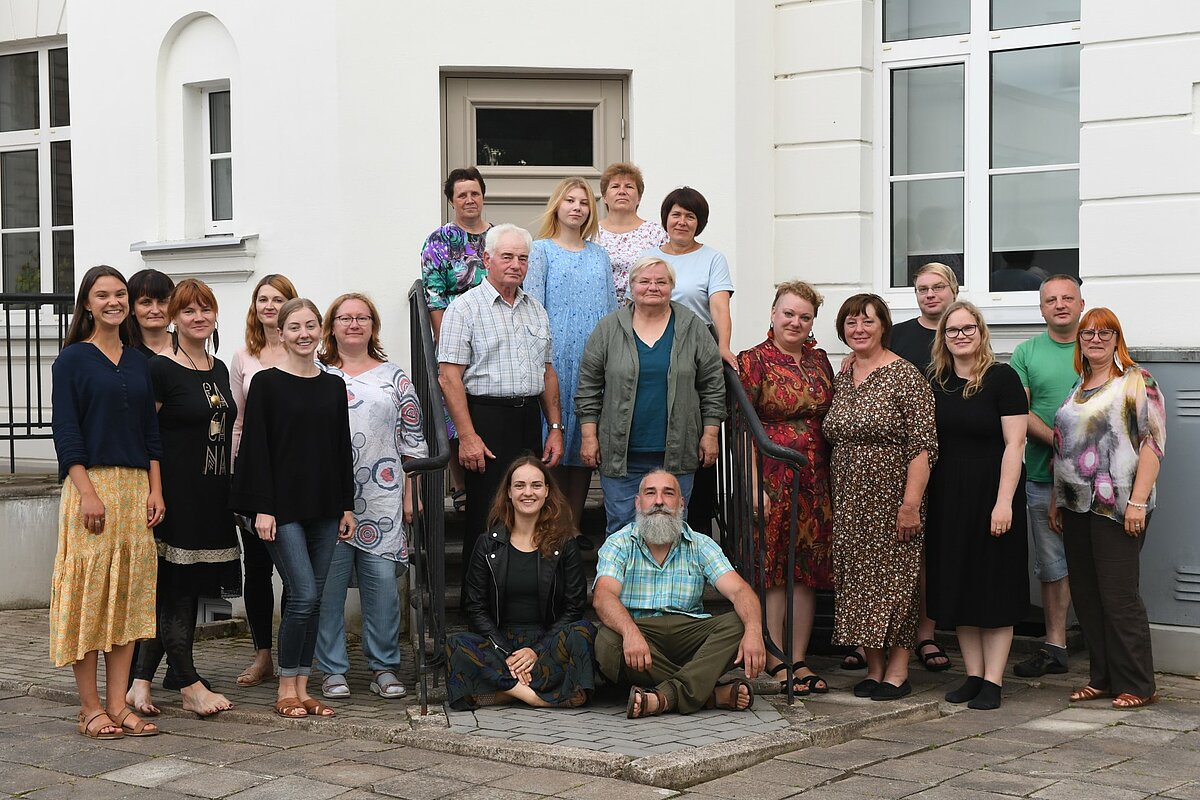 Foto: LU Humanitāro zinātņu fakultātes folkloristu ekspedīcijas Balvu novadā dalībnieki kopā ar folkloras kopas “Atzele” dalībniekiem