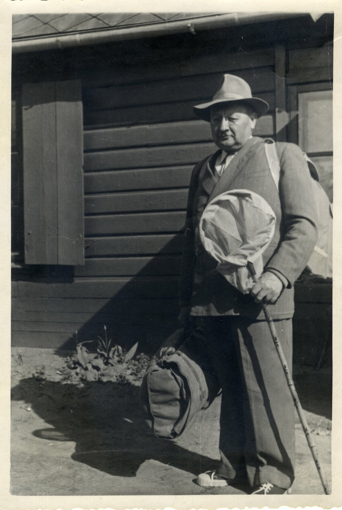 Jānis Lūsis pie savas mājas, 1961. gadā, pirms došanās ekspedīcijā uz Vidusāziju. Foto: LU Muzeja krājums Jānis Lūsis pie savas mājas, 1961. gadā, pirms došanās ekspedīcijā uz Vidusāziju. Foto: LU Muzeja krājums