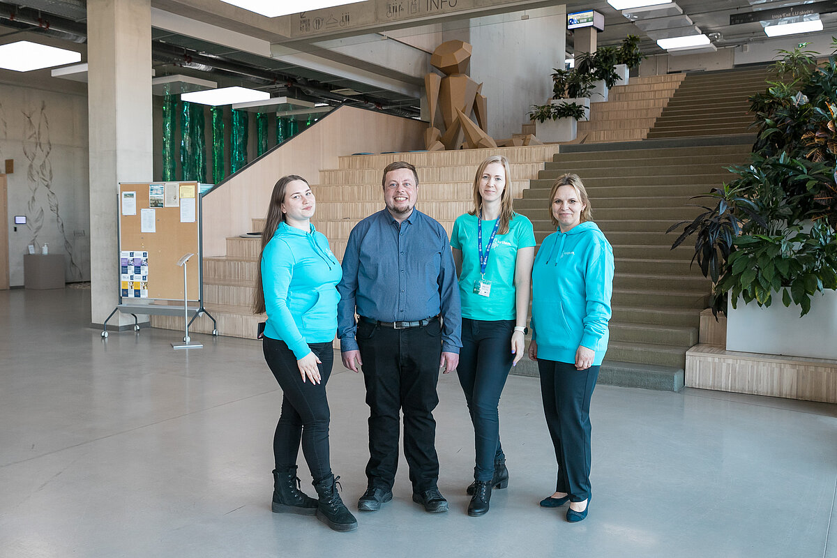 Jiveskiles Universitātes profesora Stefana Baumeistera vizīte LU. Jiveskiles Universitātes prof. S. Baumeisters ar trim LU darbiniecēm