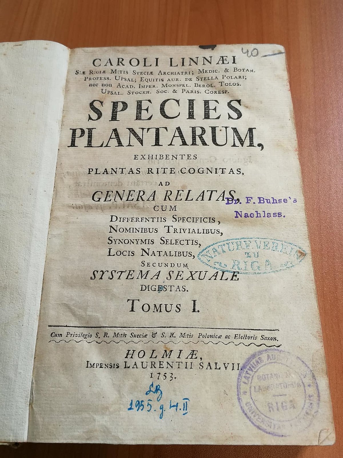 Caroli Linneai “Species Planetarium” pirmizdevuma 1. sējuma titullapa ar grāmatas īpašnieku veiktajām atzīmēm. Caroli Linneai “Species Planetarium” pirmizdevuma 1. sējuma titullapa ar grāmatas īpašnieku veiktajām atzīmēm.