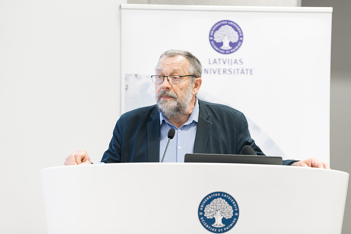 Ar padomiem ķīmijā iepazīstināja LU Ķīmijas fakultātes asociētais profesors Jānis Švirksts. © Foto: Toms Grīnbergs, Latvijas Universitātes Komunikācijas departaments