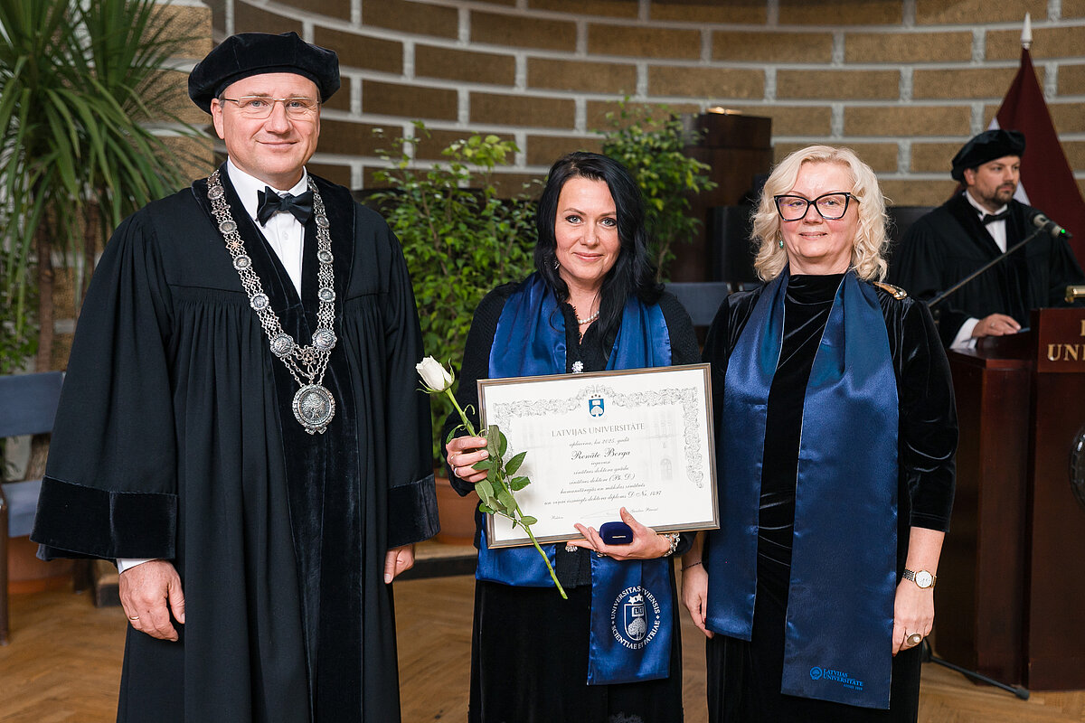 LU rektors prof. Gundars Bērziņš, jaunā zinātņu doktore Renāte Berga un LU Doktorantūras skolas vadītāja prof. Zanda Rubene.