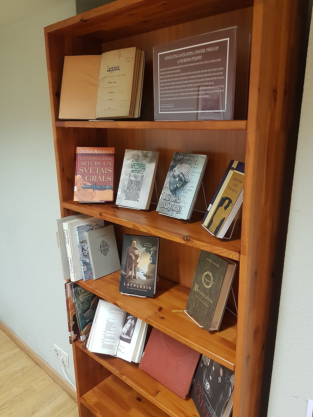 Izstādē skatāmi LU Bibliotēkas krājumā pieejamie “Lāčplēša” izdevumi.