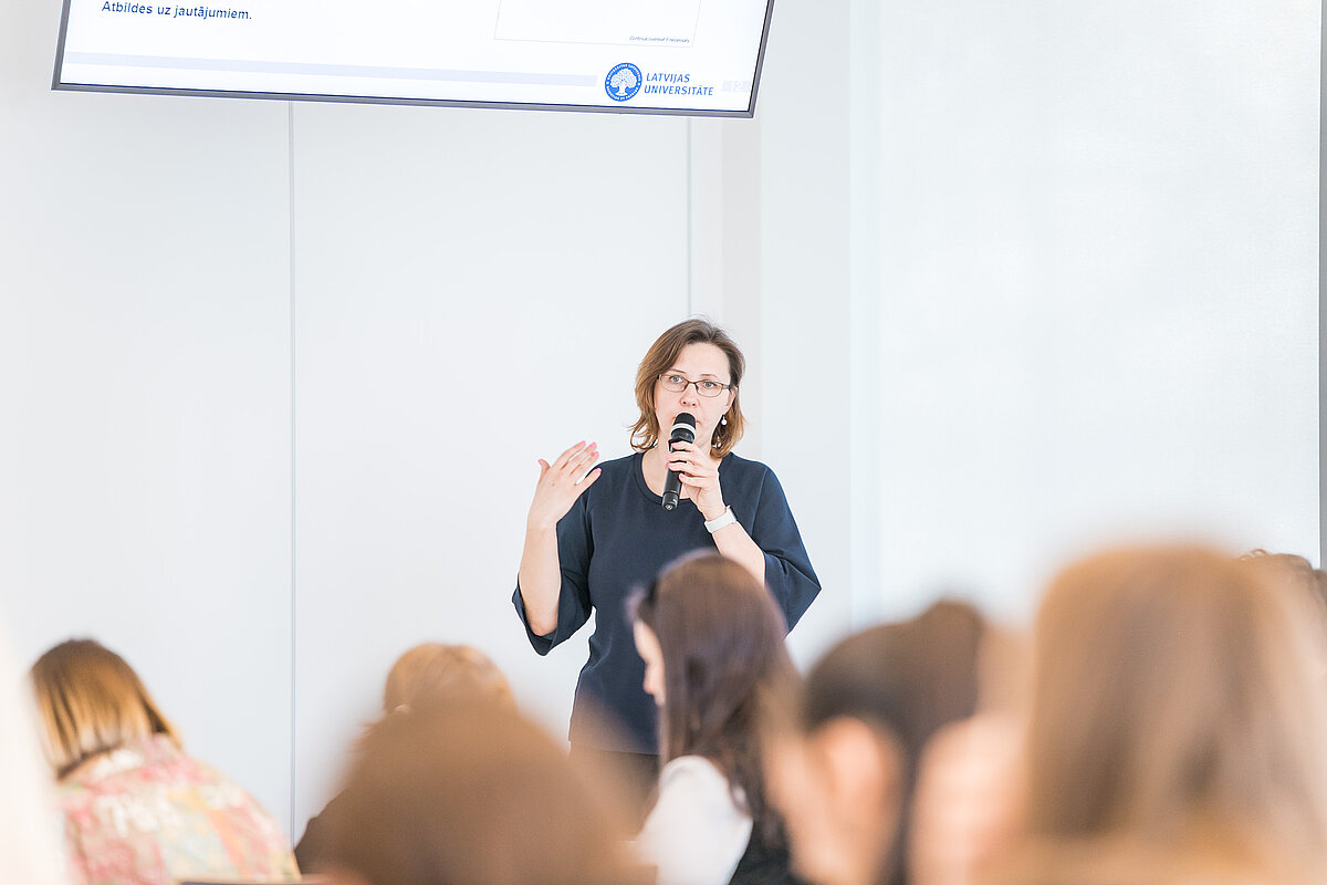 Padomus angļu valodā sniedza VISC vecākā referente, LU absolvente Tatjana Kunda. © Foto: Toms Grīnbergs, Latvijas Universitātes Komunikācijas departaments