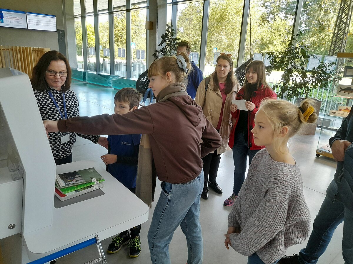 Apmeklētāji LU Bibliotēkā pasākumā “Atver! LU Akadēmisko centru”. © Foto: LU Bibliotēka