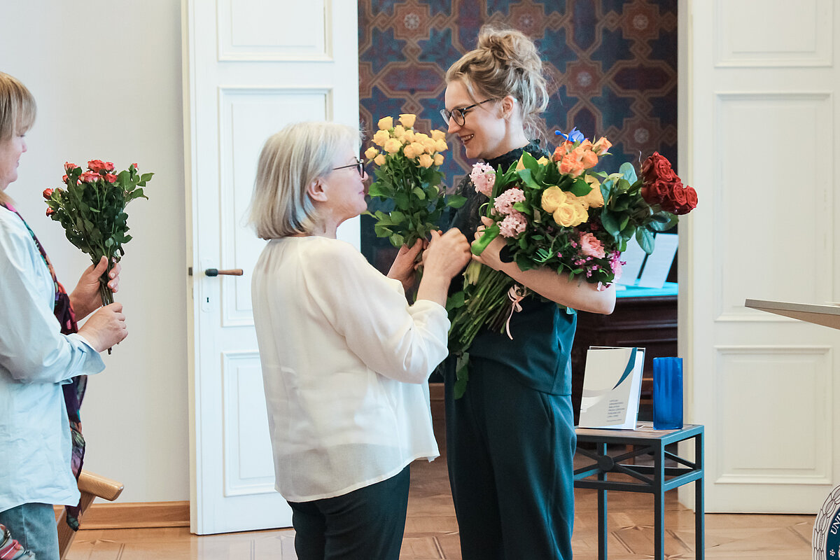 Ir svētki! Ar ziediem sveic kolēģi, draugi un ģimene.
Foto: Ilze Veigura