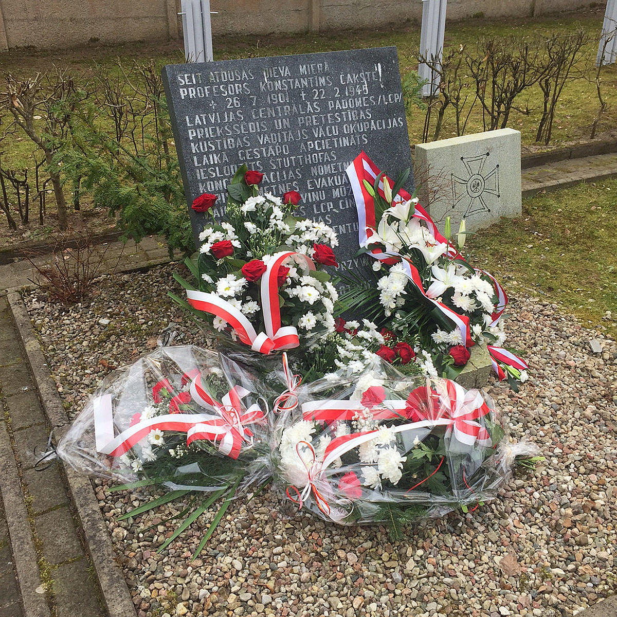 Konstantīna Čakstes kapavieta Kašubu Krempā, Polijā (https://www.latviesi.com/jaunumi/raksts/latvijas-pedas-pasaule-konstantina-cakstes-pieminas-vieta-polija) Konstantīna Čakstes kapavieta Kašubu Krempā, Polijā (https://www.latviesi.com/jaunumi/raksts/latvijas-pedas-pasaule-konstantina-cakstes-pieminas-vieta-polija)