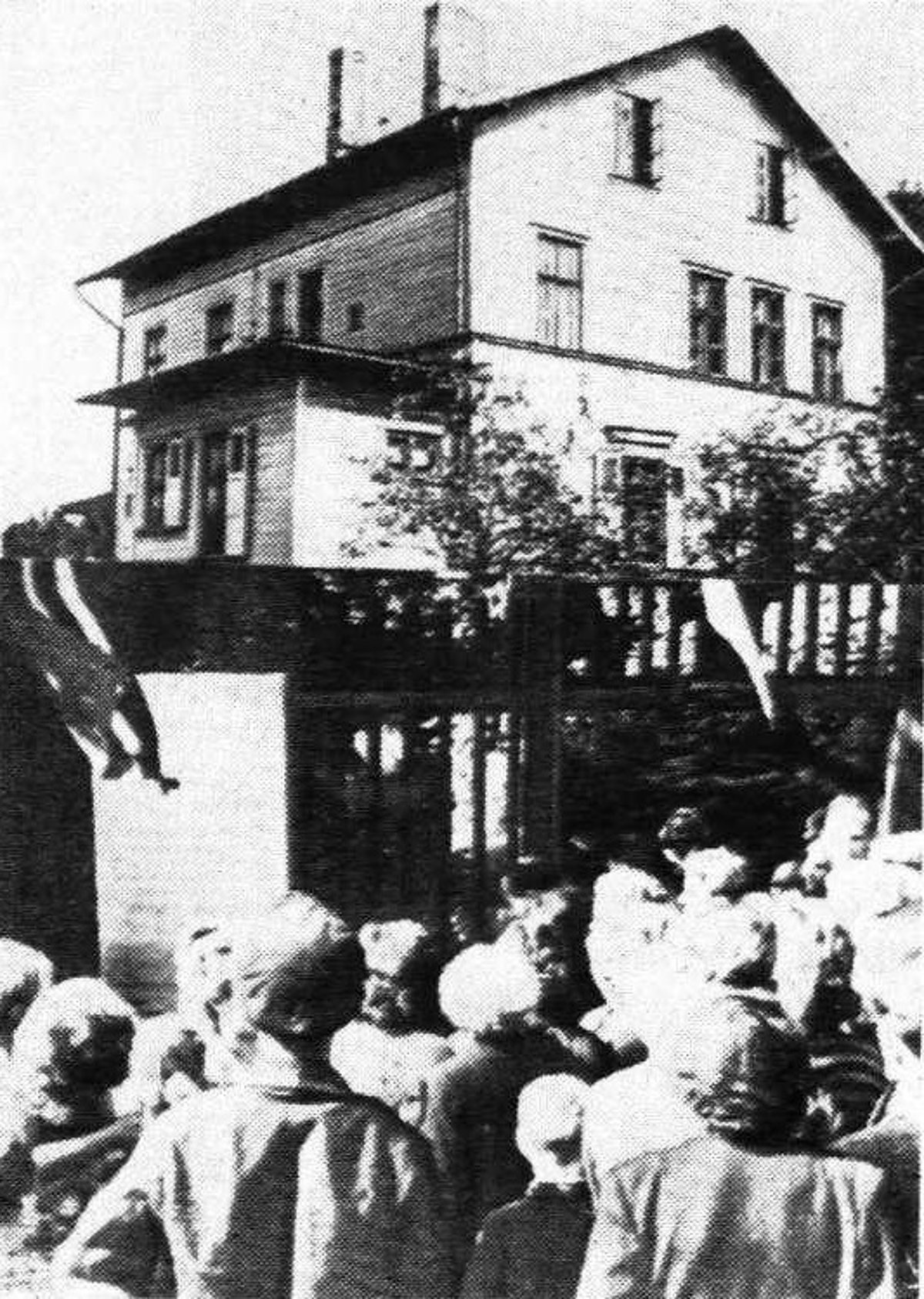 Jauniegūtais attēls, kas demonstrē iepriekš redzēto goda plāksni ar cilvēku grupu (plāksne atrodas ēkas aizmugurē!) Jauniegūtais attēls, kas demonstrē iepriekš redzēto goda plāksni ar cilvēku grupu (plāksne atrodas ēkas aizmugurē!)