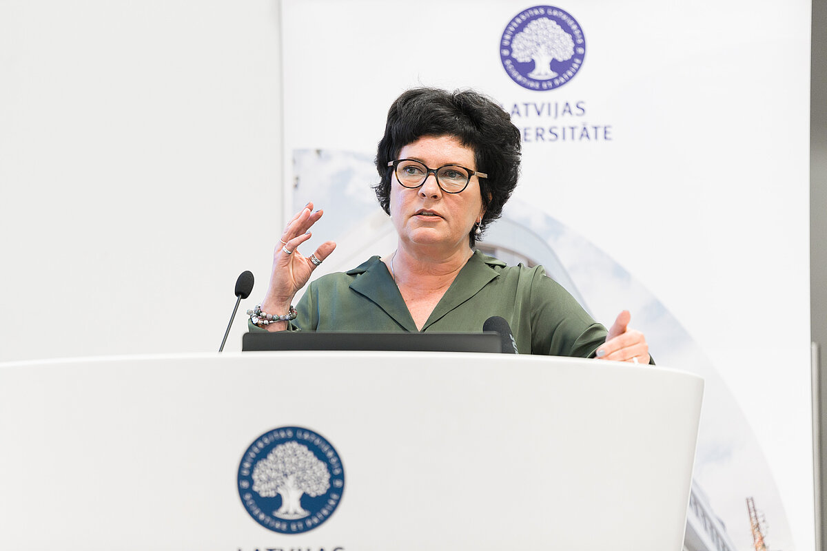 Padomus latviešu valodā sniedza VISC vecākā eksperte, LU absolvente Ineta Smilga. © Foto: Toms Grīnbergs, Latvijas Universitātes Komunikācijas departaments