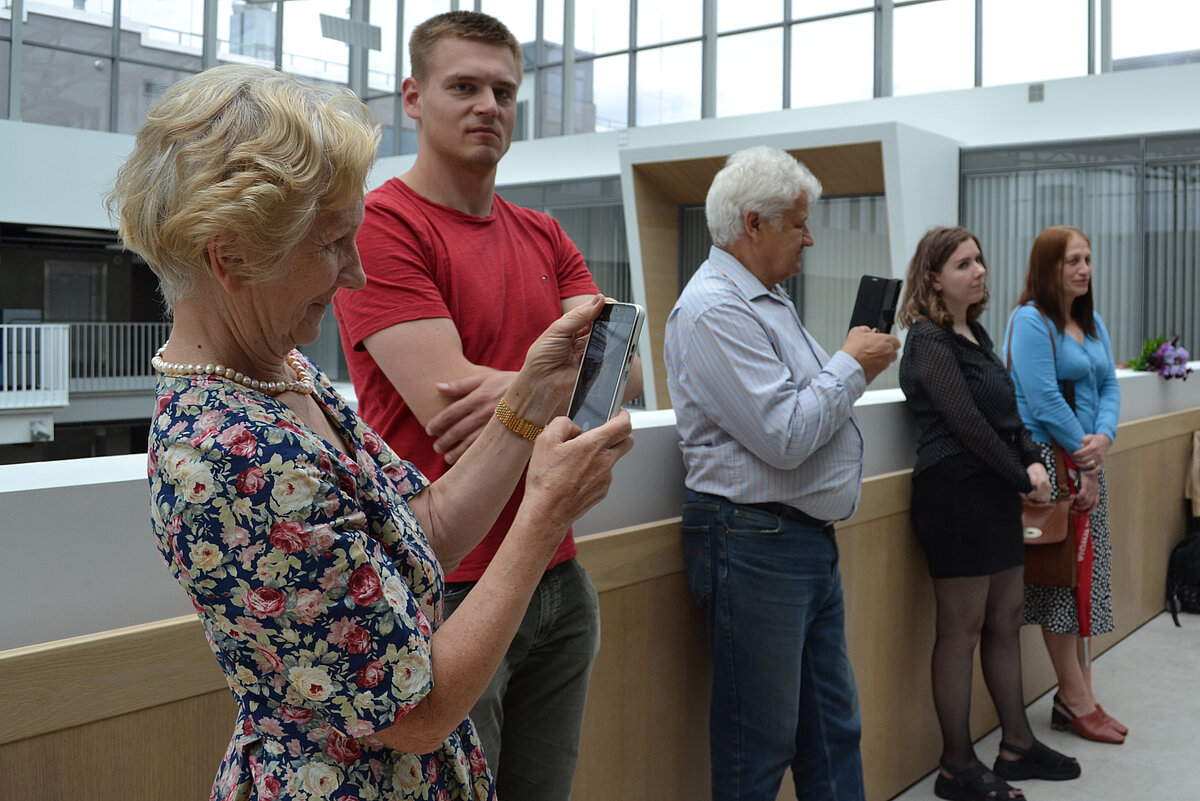 Izstādes apmeklētāji Vija Hodireva, Rūdolfs Rubenis, Aivars Markots, Anna Gajevska, Svitlana Kislova. Foto: Mariia Koltsova Izstādes apmeklētāji Vija Hodireva, Rūdolfs Rubenis, Aivars Markots, Anna Gajevska, Svitlana Kislova. Foto: Mariia Koltsova