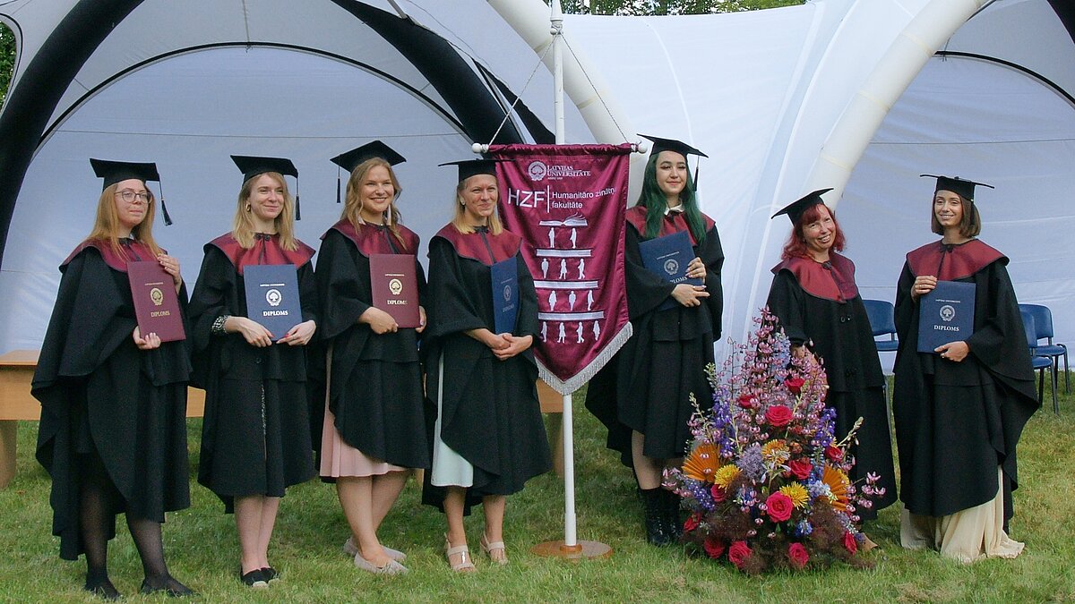 HZF profesionālās maģistra studiju programmas "Rakstiskā tulkošana" 2021. gada absolventi. Foto: Mārīte Sīle