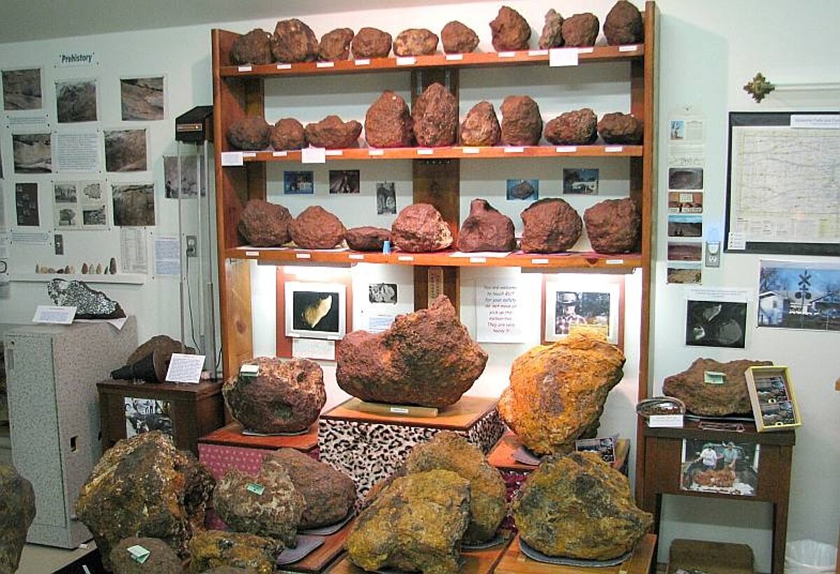 Brenhemas meteorītu paraugi Kanzasas meteorītu muzejā. http://www.kansastravel.org/kansasmeteoritemuseum.htm Brenhemas meteorītu paraugi Kanzasas meteorītu muzejā. http://www.kansastravel.org/kansasmeteoritemuseum.htm