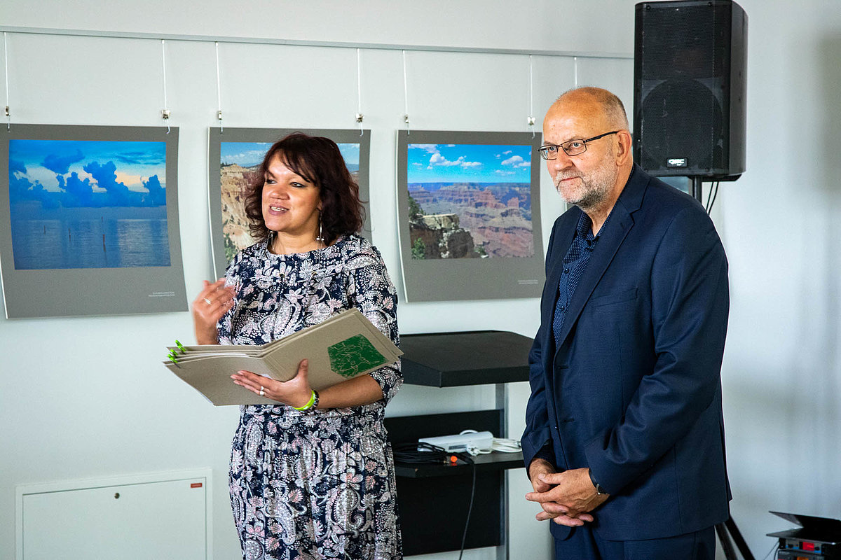 No kreisās: Dace Lāce, SIA ZAAO Dabas un tehnoloģiju parka "URDA" vadītāja, Jānis Zemļickis, SIA ZAAO Vides izglītības projektu vadītājs. Foto: No "URDA" arhīva.