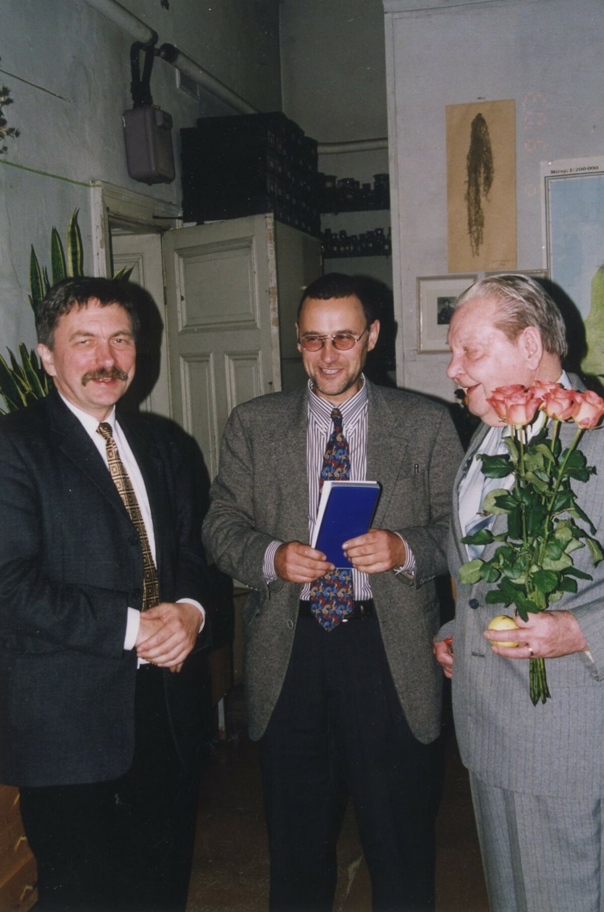 Indriķis Muižnieks, Uldis Kondratovičs un Voldemārs Langenfelds LU Bioloģijas fakultātē. 1990. gadi. Foto: no LU Muzeja krājuma Indriķis Muižnieks, Uldis Kondratovičs un Voldemārs Langenfelds LU Bioloģijas fakultātē. 1990. gadi. Foto: no LU Muzeja krājuma
