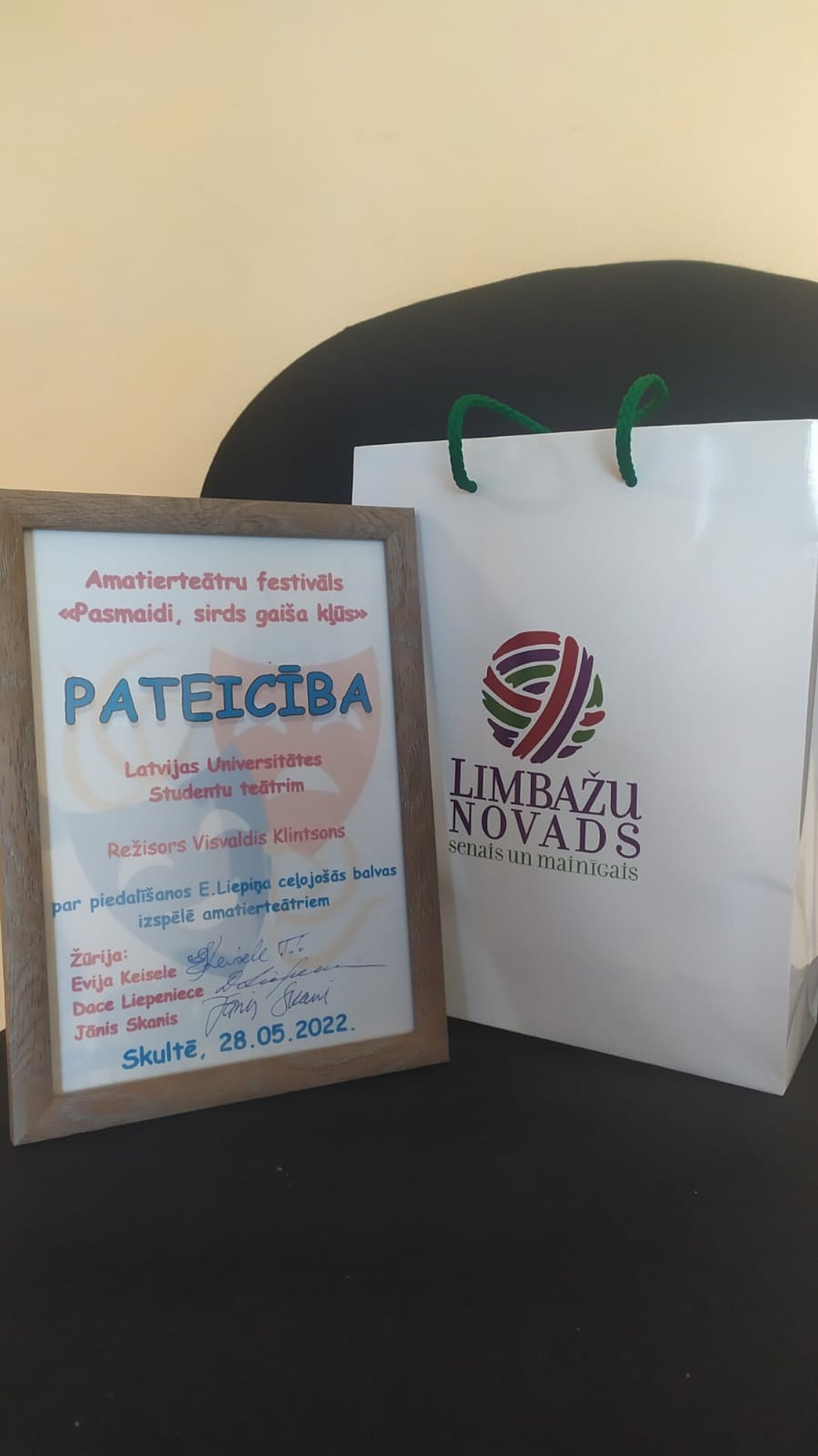 Limbažu novada pateicības raksts LU Studentu teātrim Limbažu novada pateicības raksts LU Studentu teātrim par dalību amatierteātru festivālā