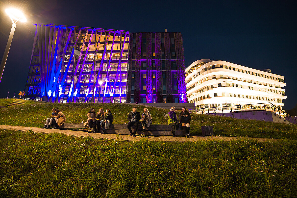 Dabas māja un Zinātņu māja naktī.
© Foto: Toms Grīnbergs, Latvijas Universitātes Komunikācijas un inovāciju departaments