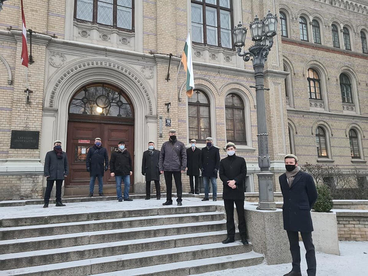 Talavija karoga uzcelšana pie LU galvenās ēkas 2020. gada 14. decembrī (Foto: Marģers Počs) Talavija karoga uzcelšana pie LU galvenās ēkas 2020. gada 14. decembrī (Foto: Marģers Počs)