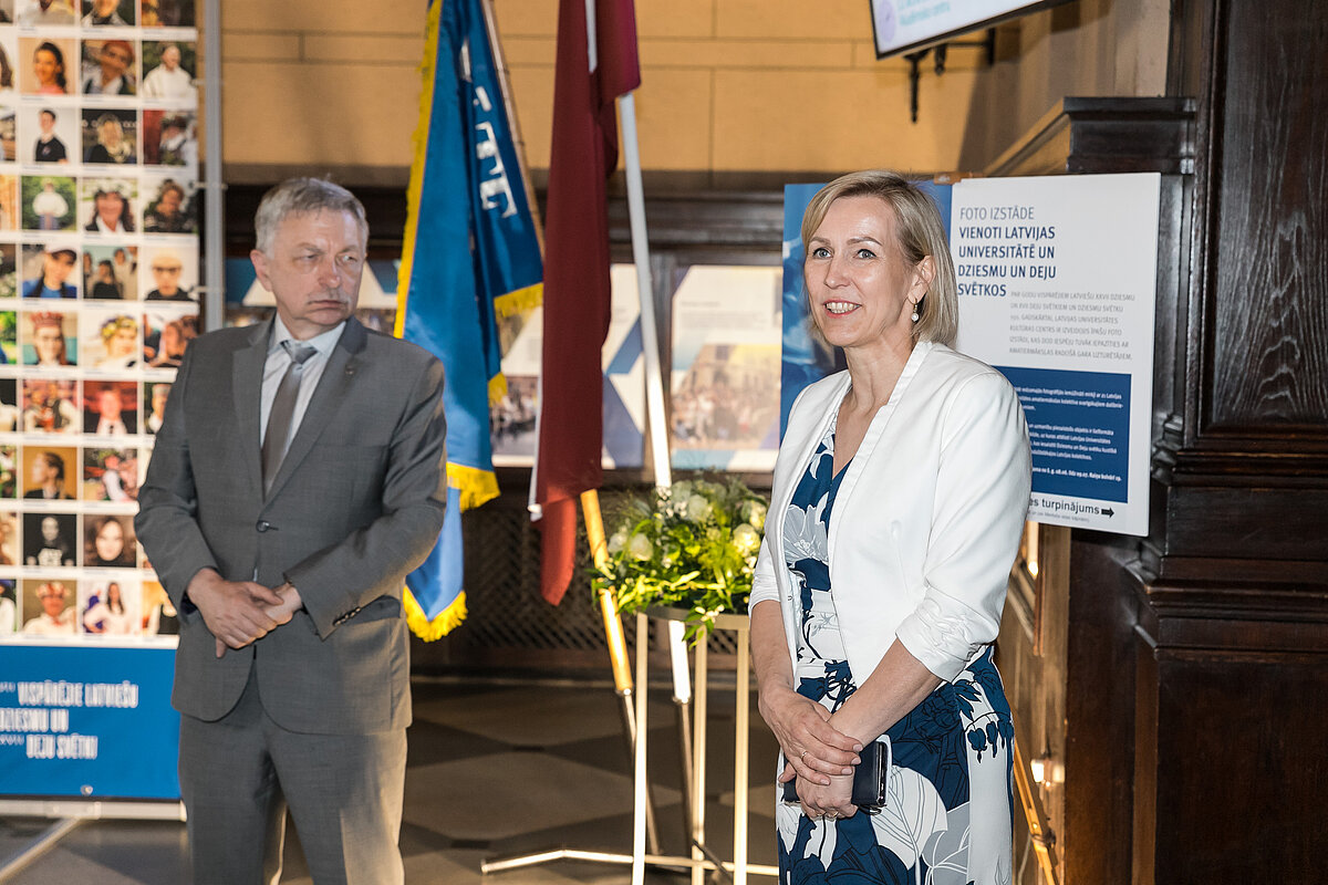 Foto izstāde "Vienoti Latvijas Universitātē un Dziesmu un Deju svētkos". LU rektors Indriķis Muižnieks un LU Kultūras centra direktore Indra Trofimoviča. Foto: Toms Grīnbergs